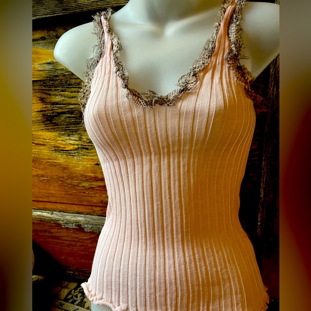 Pois Women’s Pink V neck tank. Never worn. Size Medium but is more of a Small